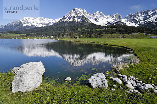 Künstlicher See am Golfplatz vor dem Kaisergebirge bei Elmau  Tirol  Leukental  Österreich  Europa
