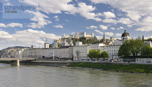 Blick auf die Altstadt und die Festung Hohensalzburg  davor die Salzach  Salzburg  Österreich  Europa
