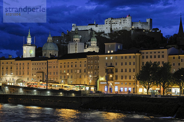 Blick auf die Altstadt und die Festung Hohensalzburg  Salzburg  Österreich  Europa