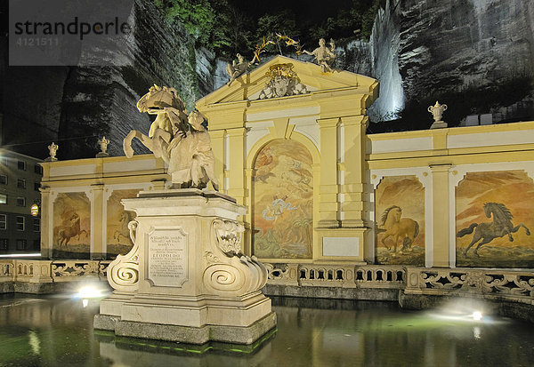 Marstallschwemme  Brunnen  Pferdebad  Pferdeschwemme mit kunstvollen Pferdefresken bei Nacht  Salzburg  Österreich  Europa
