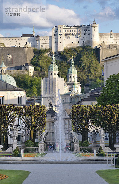 Blick vom Mirabellgarten auf die Türme des Salzburger Doms und die Festung Hohensalzburg  Salzburg  Österreich  Europa
