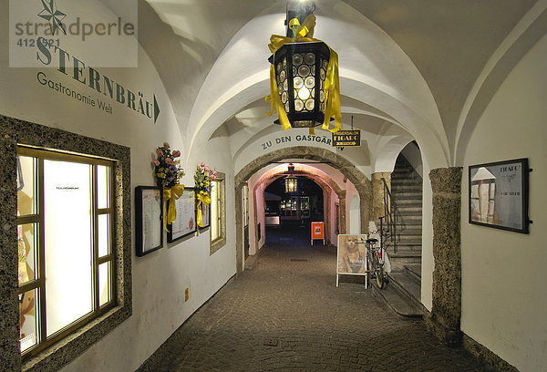 Eingang zum Gasthof Sternbräu  Getreidegasse Salzburg  Österreich  Europa