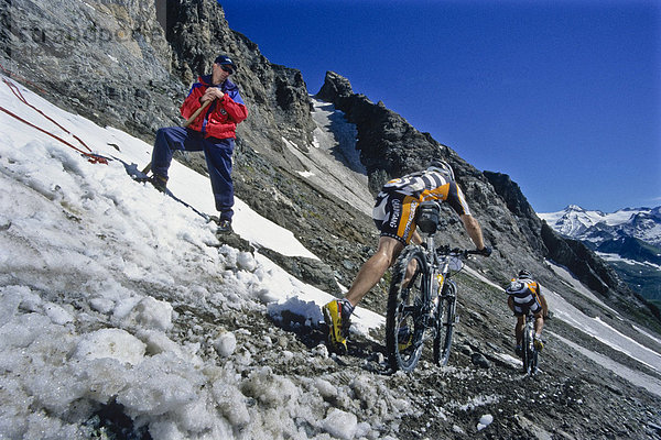 Mountainbiker bei dem Transalp Challenge Mountainbike Rennen  Pfunderer Joch  Südtirol  Italien  Europa