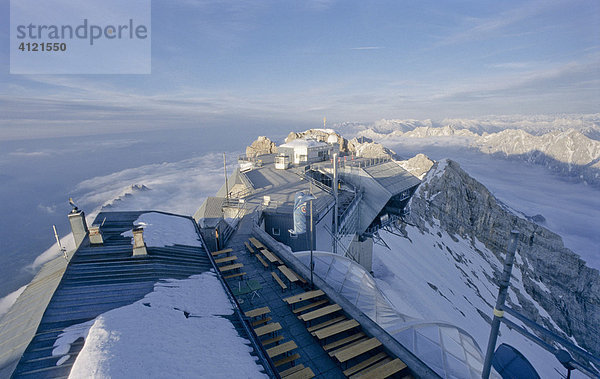 Gipfelplateau der Zugspitze mit Terrasse und Liftstation  Bayern  Deutschland  Europa