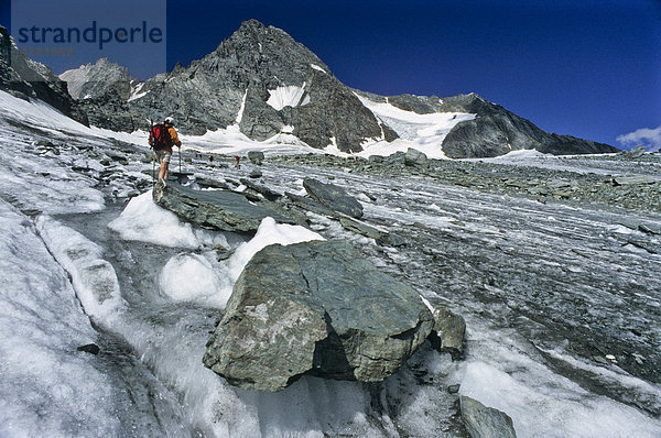 Bergwanderer am Eisfeld des Ködnitzkees  Großglockner  Tirol  Österreich  Europa