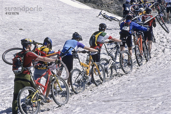 Teilnehmer des Transalp Bike Challenge Mountainbike Rennens  Pfunderer Joch  Südtirol  Italien  Europa