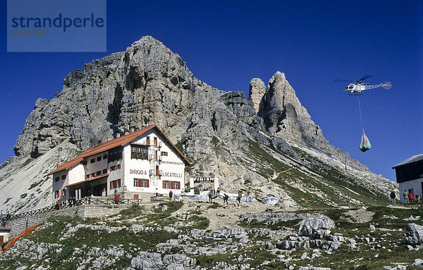 Versorgungshubschrauber  Dreizinnenhütte  Sextener Dolomiten  Südtirol  Italien  Europa