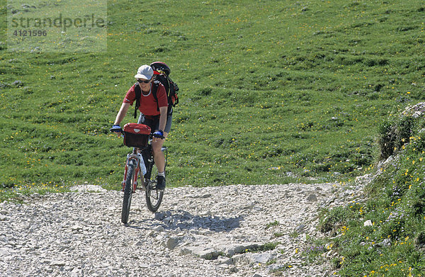 Mountainbikerin  Karwendel  Tirol  Österreich  Europa