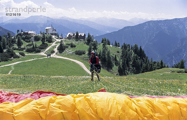 Paraglider bei Startvorbereitungen  Rofan  Alpen  Schwaz  Tirol  Österreich  Europa