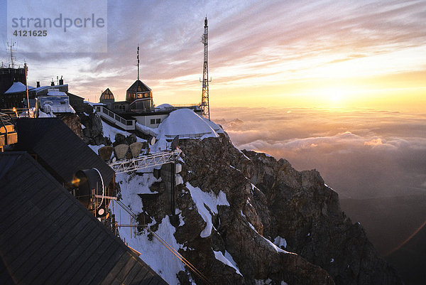 Österreichisches Berghotel auf der Zugspitze bei Sonnenuntergang  Tirol  Österreich  Europa