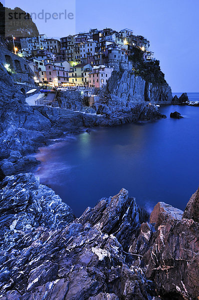 Das Dorf Manarola am Abend nach Sonnenuntergang  an der Steilküste  Ligurien  Cinque Terre  Italien  Europa