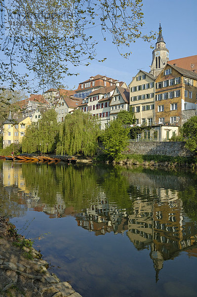 Tübingen  Baden-Württemberg  Deutschland - die Häuser an der Neckarfront spiegeln sich im Wasser