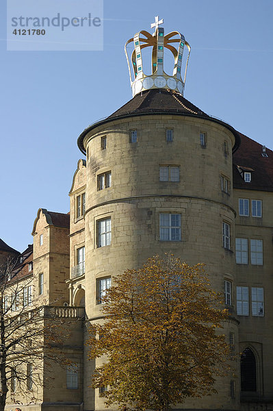 Das alte Schloss trägt anlässlich der Landesausstellung zur Geschichte des Königreiches Württemberg eine Krone  Stuttgart  Baden-Württemberg  Deutschland