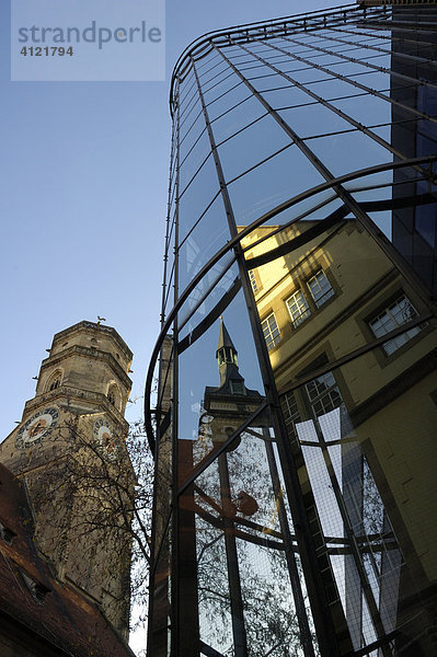 Die Stiftskirche spiegelt sich in einer modernen Glasfassade  Stuttgart  Baden-Württemberg  Deutschland