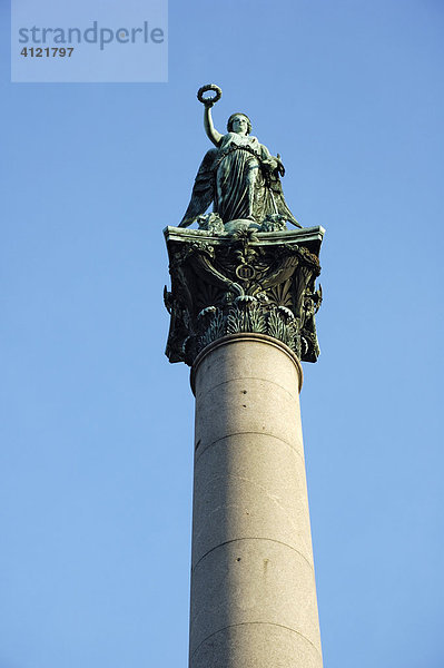 Jubiläumssäule mit einer Figur der Göttin Concordia  Schlossplatz  Stuttgart  Baden-Württemberg  Deutschland