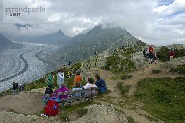 Touristen auf der Moosfluh  Blick auf den großen Aletschgletscher  Wallis  Schweiz  Europa