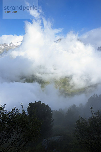 Wolkenstimmung in den Bergen  Wallis  Schweiz