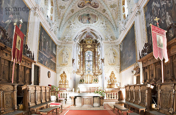 Decke mit Malerei und Stuck und Chorgestühl dahinter Glasfenster der Kirchenpatronin hinter dem Hochaltar (um 1230)  Stift Ardagger  Niederösterreich  Österreich