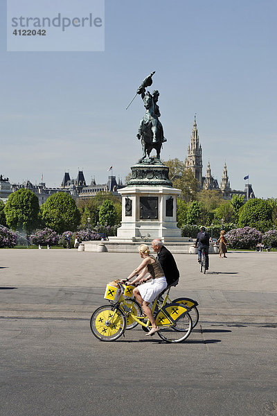 Radfahrer vor dem Denkmal Erzherzog Karl auf dem Heldenplatz  Wien  Österreich