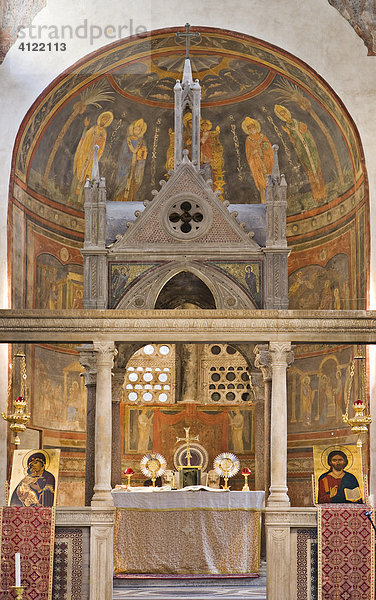 Ziborium und schola cantorum vor Apsis im Hauptschiff von Santa Maria in Cosmedin  Rom  Italien