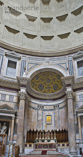 Hauptaltar im Inneren des Pantheon  Rom  Italien