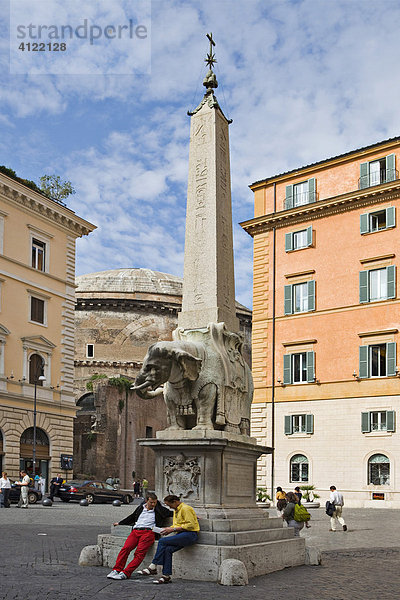 Obelisk auf Berninis Elefant mit Blick zum Pantheon  Rom  Italien