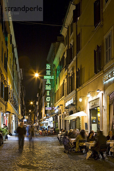 Gassen und Restaurants in der Nähe der Spanischen Treppe bei Nacht  Rom  Italien