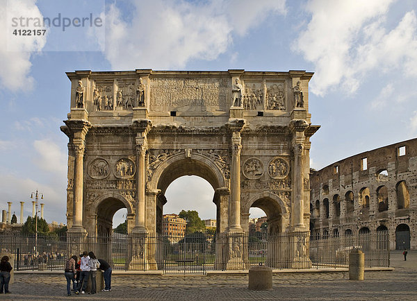 Konstantinsbogen dahinter Kolosseum  Rom  Italien