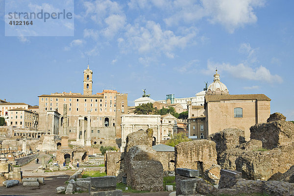 Blick übers Forum Romanum zum Kapitol mit den Ruinen der Basilica Aemilia und dahinter der Curie rechts  Rom  Italien