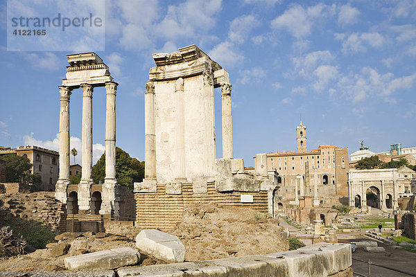 Ruinen des Vestatempel und links davon der Castor und Pollux Tempel auf dem Forum Romanum  Rom  Italien