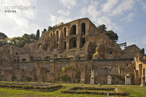 Garten des ehemaligen Hauses der Vestalinnen vor Ruinen der Getreidespeicher auf dem Forum Romanum  Rom  Italien