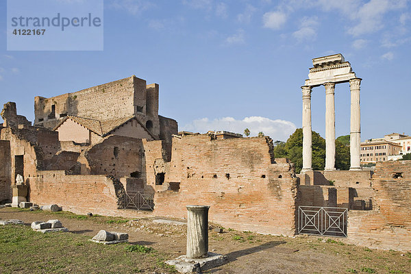 Ruine des Hauses der Vestalinnen vor dem Kastor und Pollux Tempel auf dem Forum Romanum  Rom  Italien