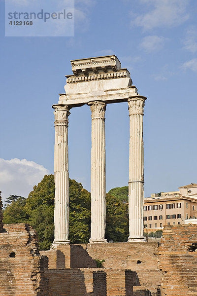 Säulen des Kastor und Pollux Tempels auf dem Forum Romanum  Rom  Italien
