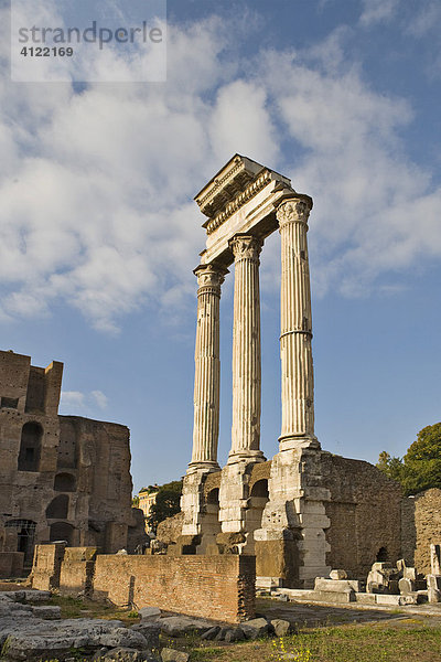 Säulen des Kastor und Pollux Tempels auf dem Forum Romanum  Rom  Italien
