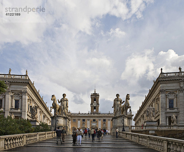 Treppe Cordonata zum Kapitolsplatz mit Statuen der Dioskuren  Rom  Italien