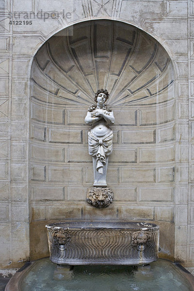 Antiker Sarkophag als Brunnen vor dem Palazzo Spada  Rom  Italien