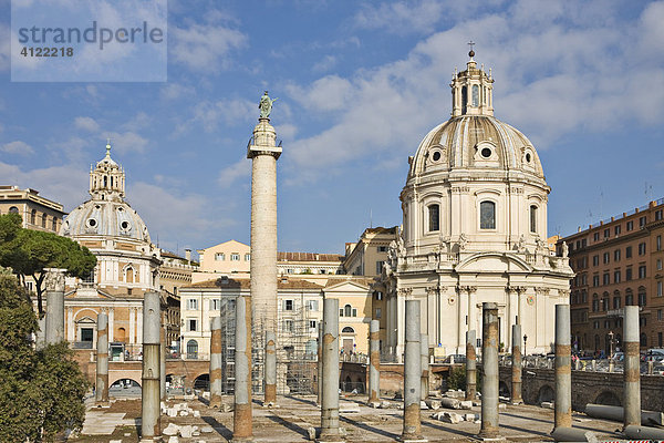 Säulen der Basilica Ulpia auf dem Trajansforum vor Kirche SS Nome di Maria auf den Kaiserforen  Rom  Italien