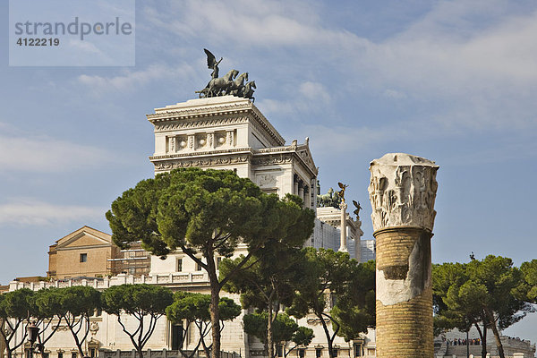 Blick vom Trajansforum zum Vittoriano Denkmal  Rom  Italien