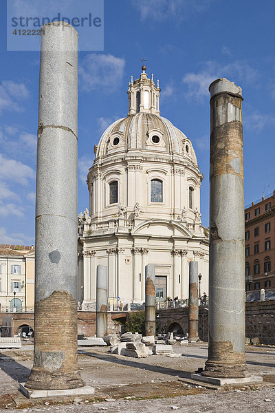 Säulen der Basilica Ulpia auf dem Trajansforum vor Kirche SS Nome di Maria auf den Kaiserforen  Rom  Italien