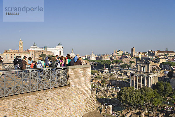 Aussichtsterrasse auf dem Palatin mit Blick auf Forum Romanum  Rom  Italien
