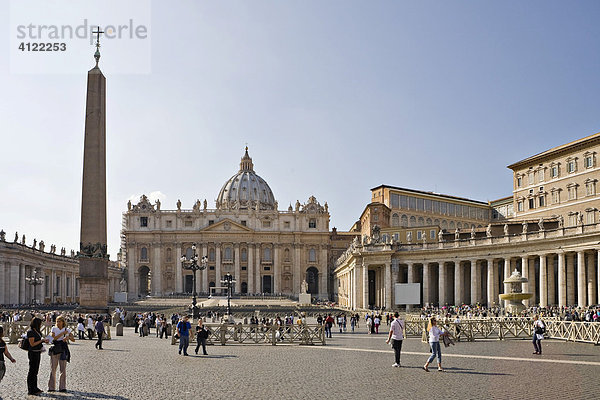 Petersdom vom Petersplatz gesehen  Rom  Italien