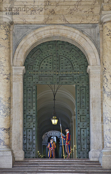 Schweizergardisten an einem Eingang des Vatikans am Petersplatz  Rom  Italien