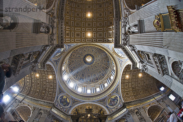 Vierung mit Kuppel Innenansicht Petersdom  Rom  Italien