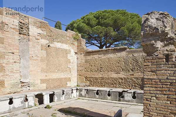 Antike öffentliche Toilettenanlage (Forica) in der Ausgrabung in Ostia Antica  Rom  Italien