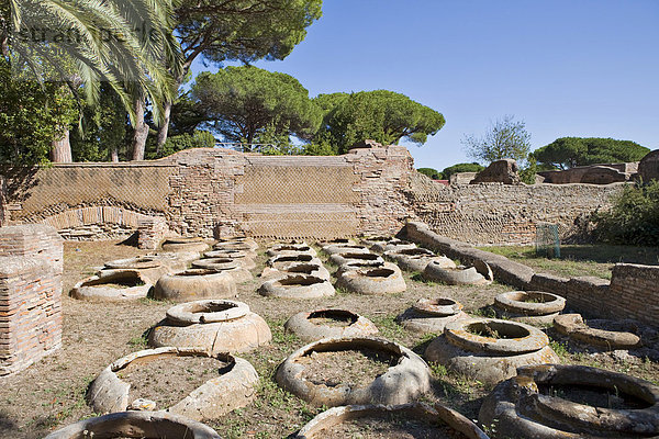 Ehemaliger Lagerraum von Amphoren in der Ausgrabung in Ostia Antica  Rom  Italien