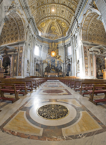 Blick durch Mittelschiff zum Hochaltar Innenansicht Petersdom  Rom  Italien