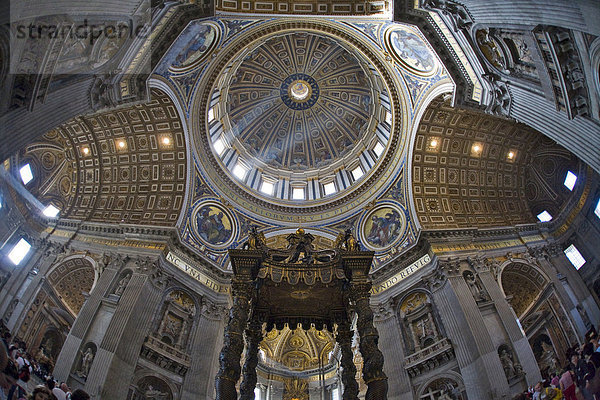 Vierung mit Kuppel und Baldachin des Bernini Innenansicht Petersdom  Rom  Italien