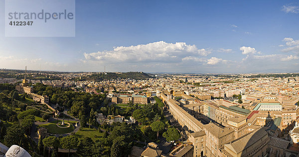 Blick von der Kuppel des Petersdoms auf Vatikanische Museen und Gärten  Rom  Italien
