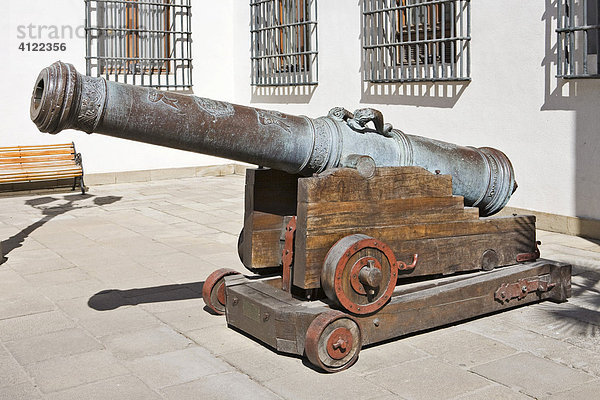 Alte Kanone im Innenhof des Regierungspalasts La Moneda  Santiago de Chile  Chile  Südamerika
