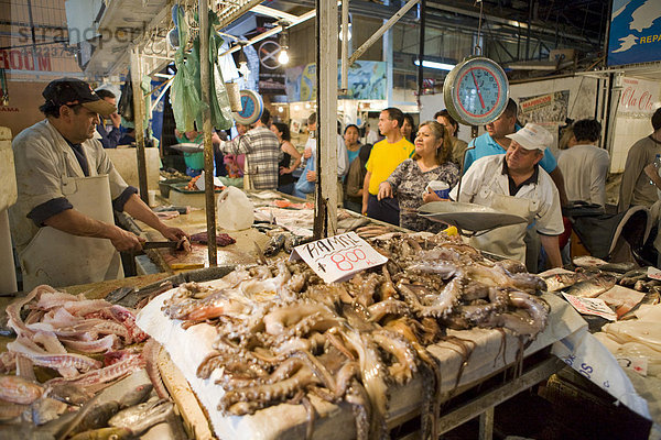 Fischmarkt in der alten Markthalle Mercado central  Santiago de Chile  Chile  Südamerika